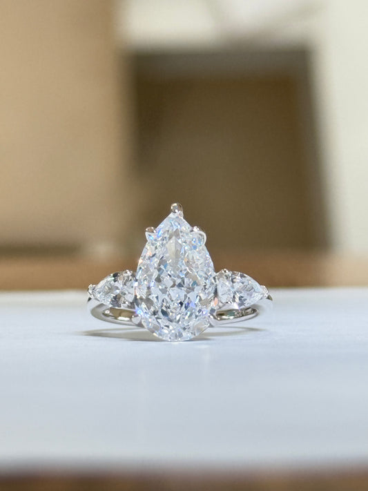 The Sistora 'Stellar Tear' D-Color Three-Stone Pear Ring (925 Silver)