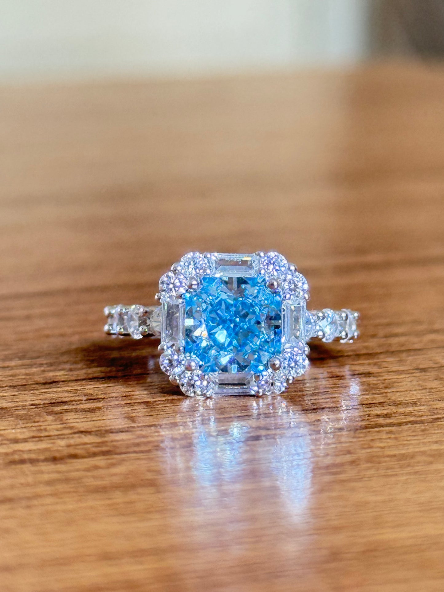 The Sistora 'Ocean Ice' Simulated Blue Diamond Halo Ring (925 Silver)