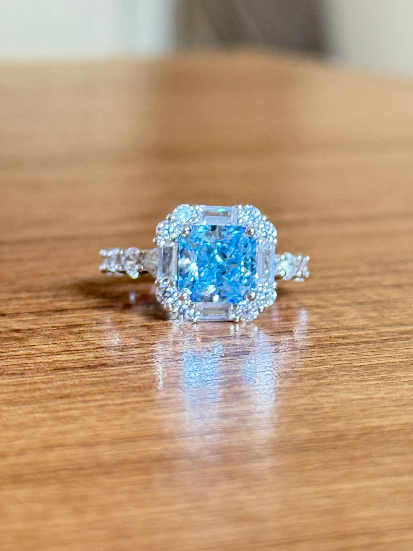 The Sistora 'Ocean Ice' Simulated Blue Diamond Halo Ring (925 Silver)