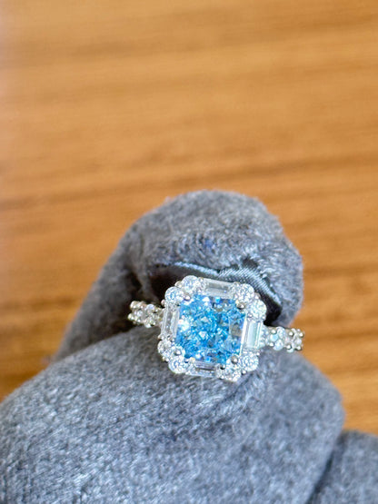 The Sistora 'Ocean Ice' Simulated Blue Diamond Halo Ring (925 Silver)