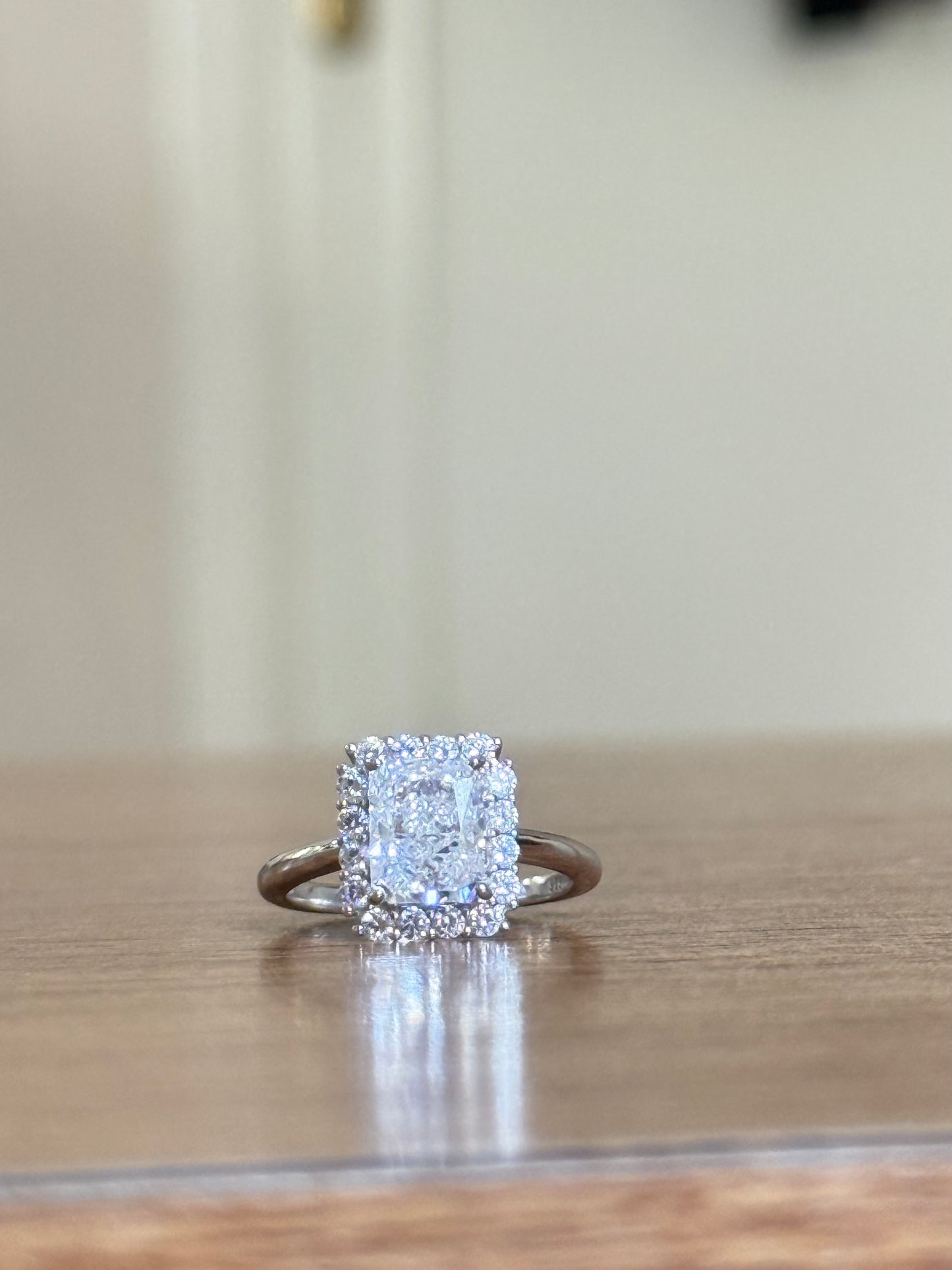 The Sistora 'Arctic Radiant' Halo Ring (925 Silver)