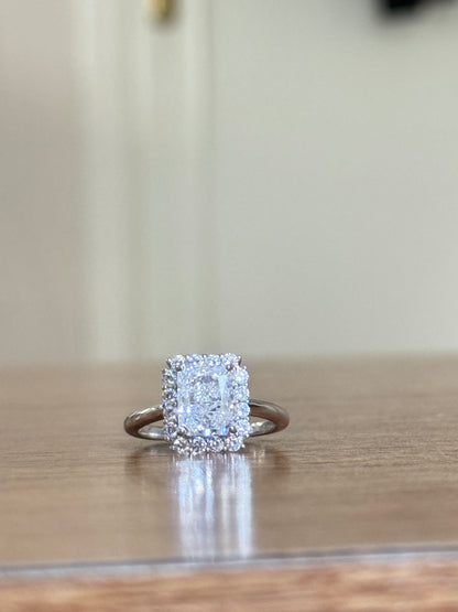 The Sistora 'Arctic Radiant' Halo Ring (925 Silver)