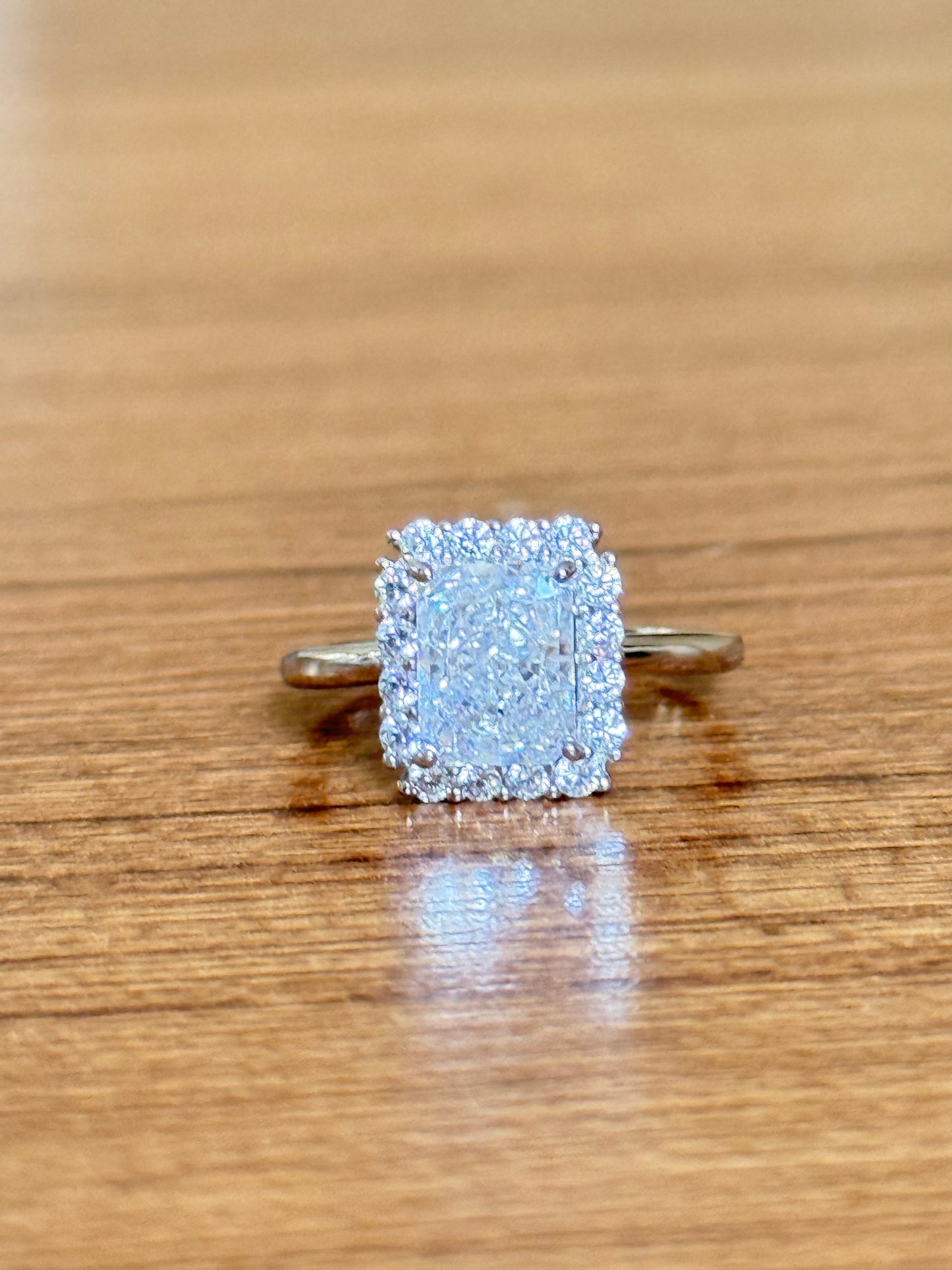 The Sistora 'Arctic Radiant' Halo Ring (925 Silver)