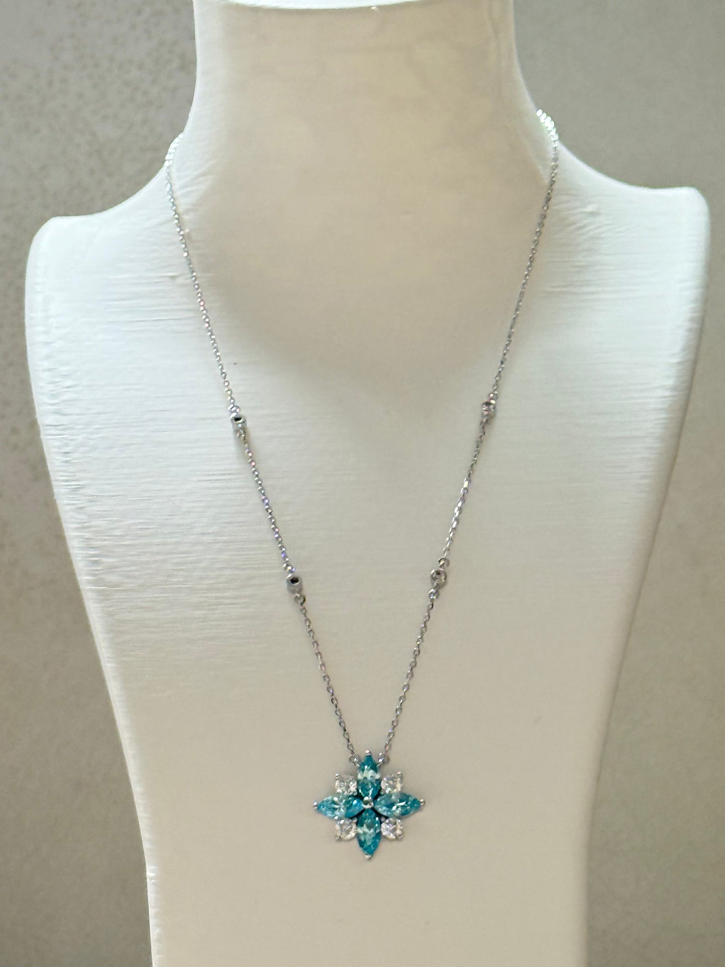 The Sistora 'Ice Blossom' Blue Ice-Cut Flower Pendant (925 Silver)