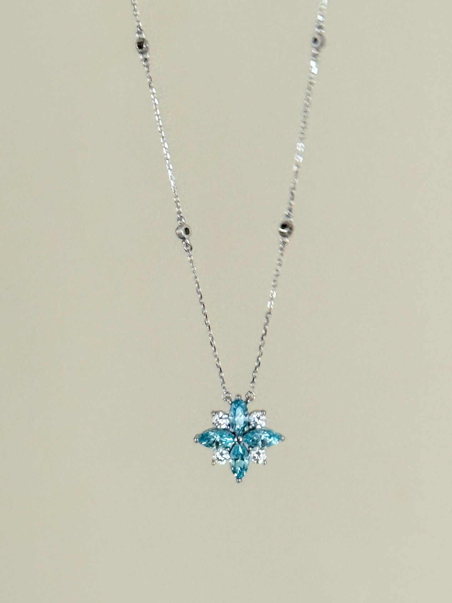 The Sistora 'Ice Blossom' Blue Ice-Cut Flower Pendant (925 Silver)