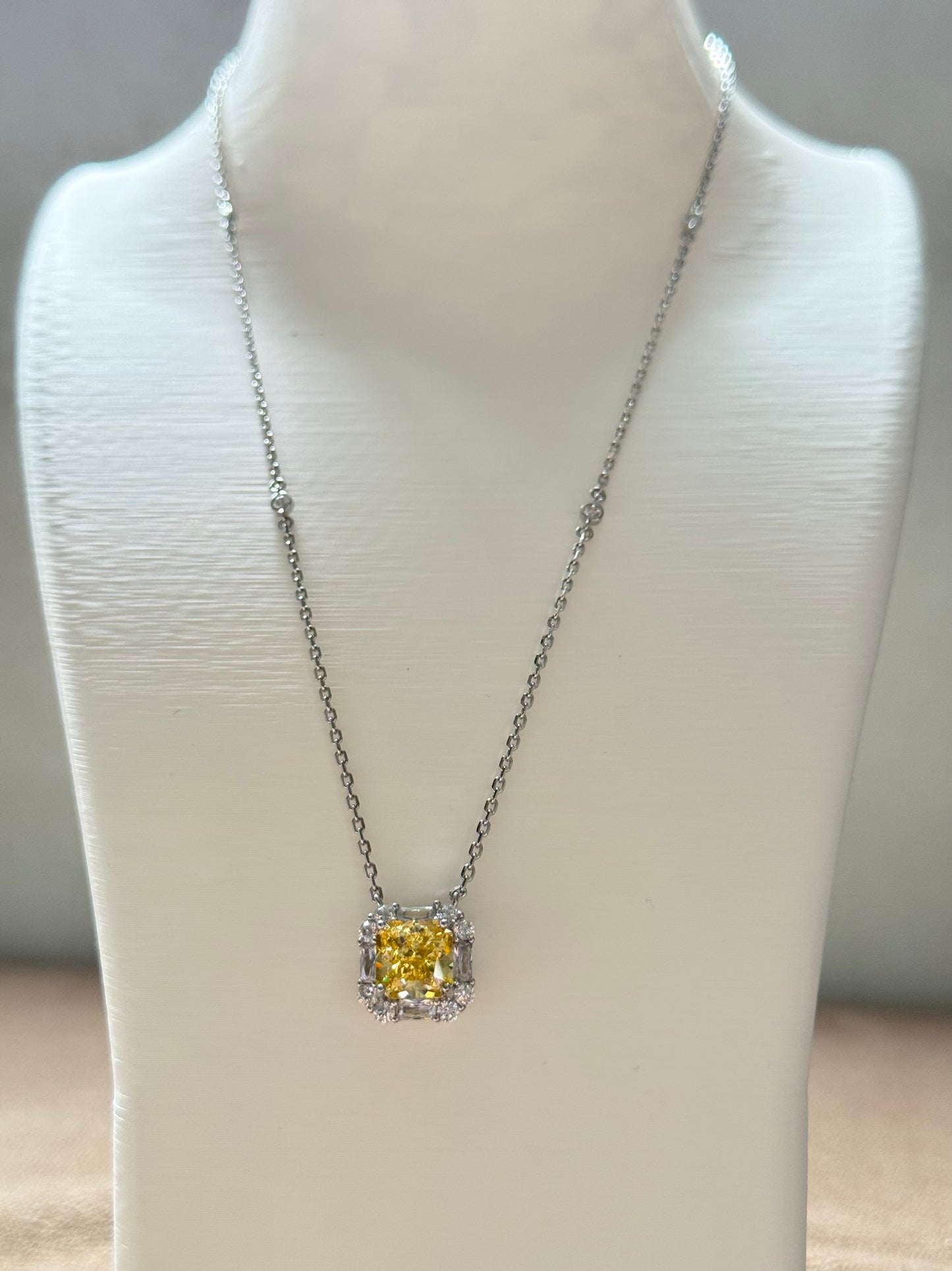 The Sistora 'Infinite Glow' Yellow Halo Pendant Necklace (925 Silver)