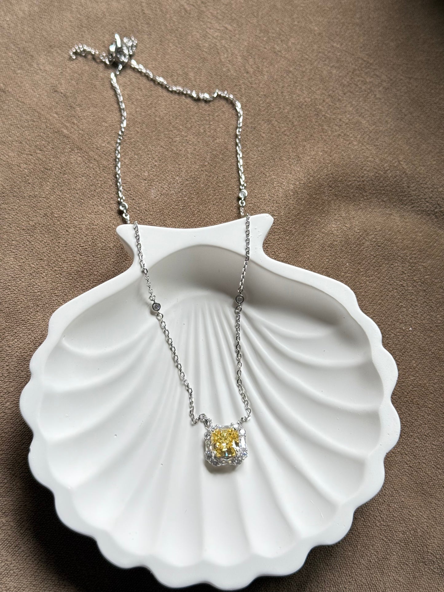 The Sistora 'Infinite Glow' Yellow Halo Pendant Necklace (925 Silver)