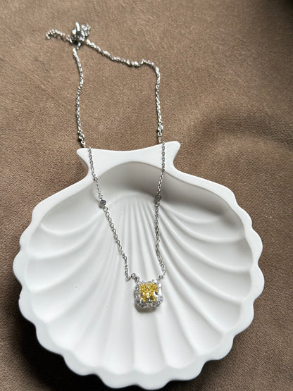 The Sistora 'Infinite Glow' Yellow Halo Pendant Necklace (925 Silver)