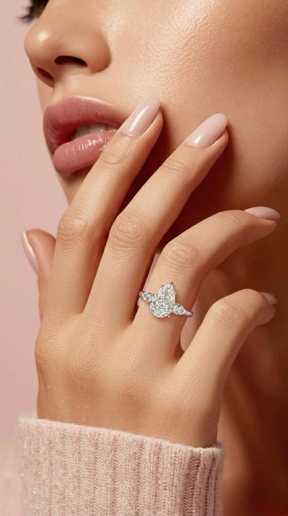 The Sistora 'Stellar Tear' D-Color Three-Stone Pear Ring (925 Silver)