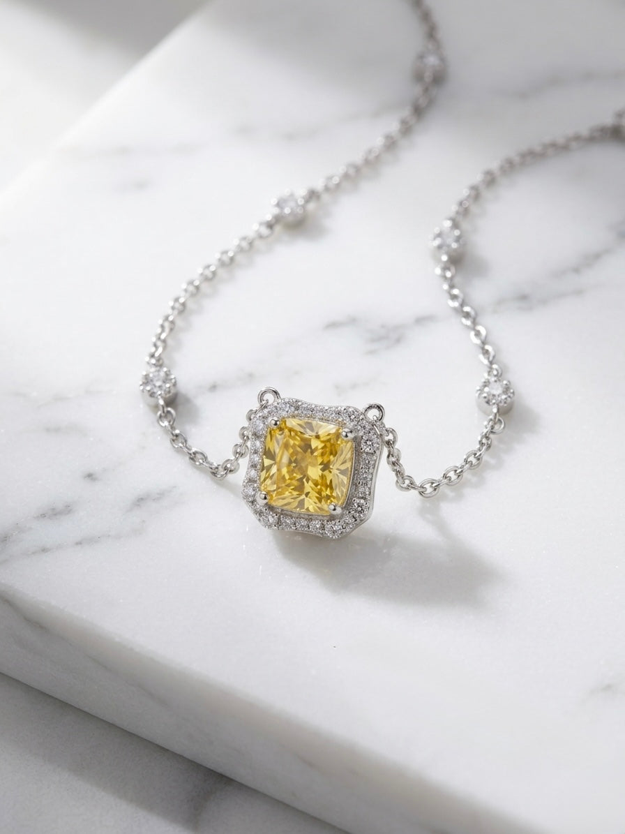 The Sistora 'Infinite Glow' Yellow Halo Pendant Necklace (925 Silver)