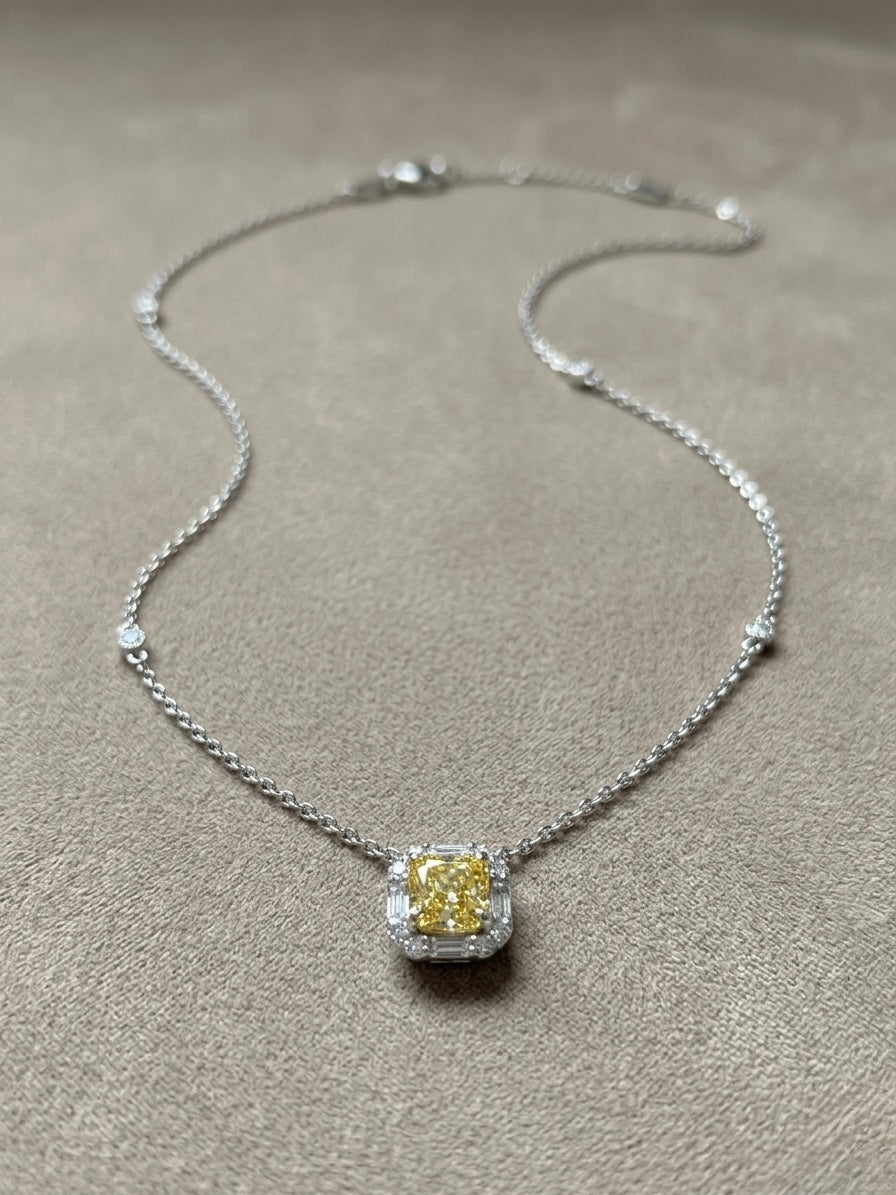 The Sistora 'Infinite Glow' Yellow Halo Pendant Necklace (925 Silver)