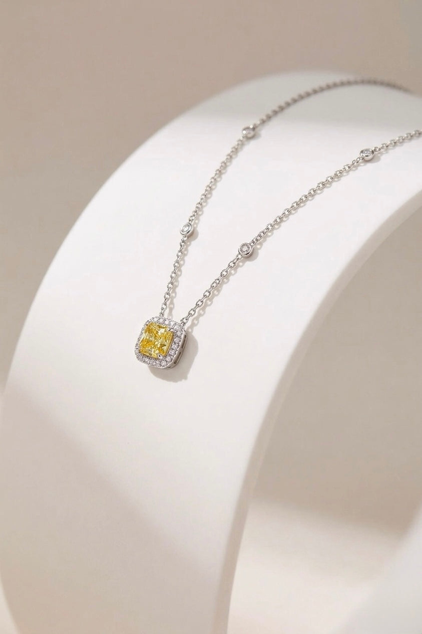 The Sistora 'Infinite Glow' Yellow Halo Pendant Necklace (925 Silver)