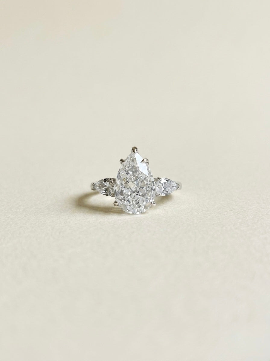 The Sistora 'Stellar Tear' D-Color Three-Stone Pear Ring (925 Silver)