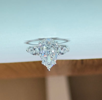 The Sistora 'Stellar Tear' D-Color Three-Stone Pear Ring (925 Silver)
