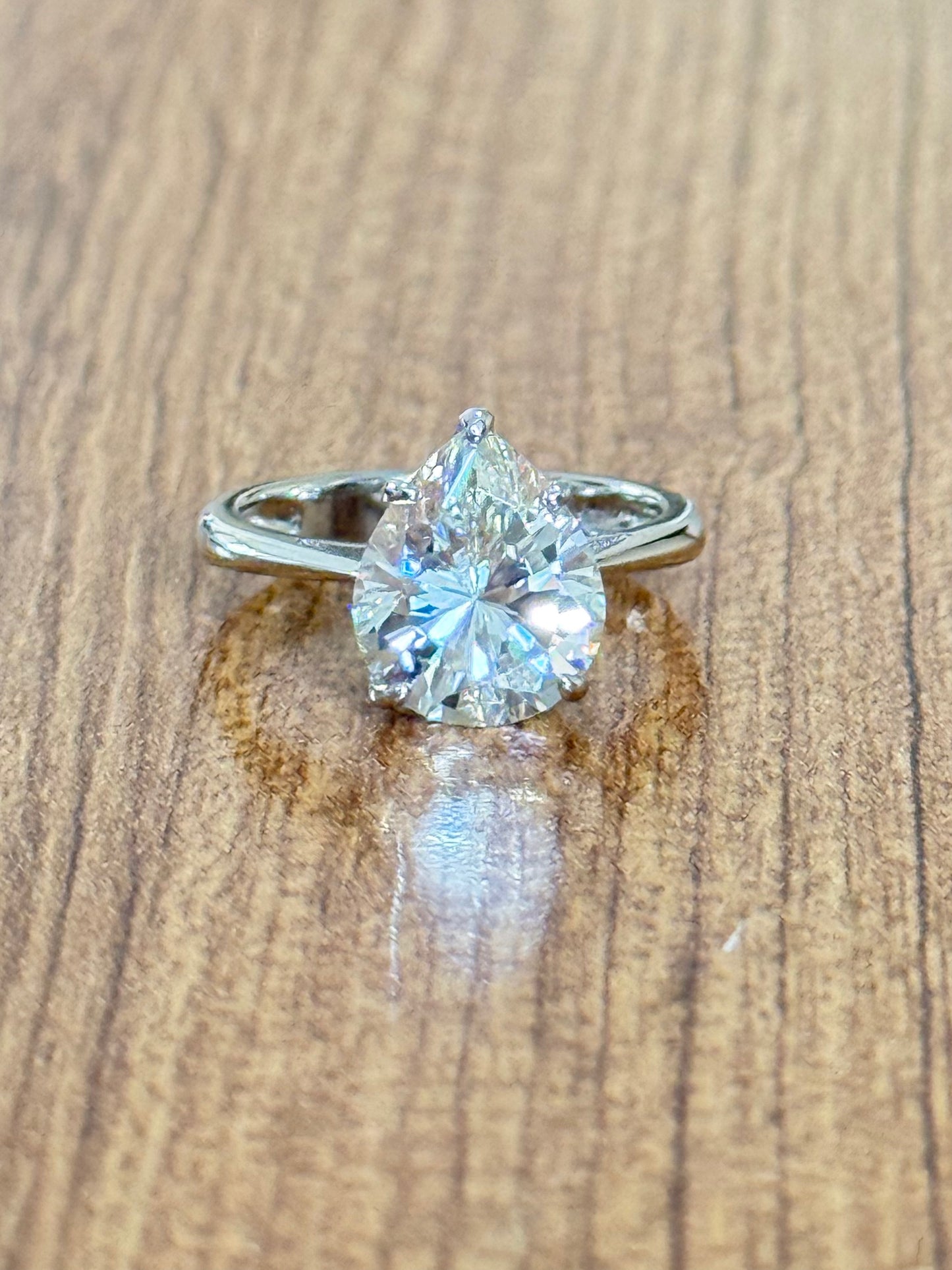 The Sistora 'Lunar Tear' Pear-Cut Moissanite Solitaire Ring (925 Silver)