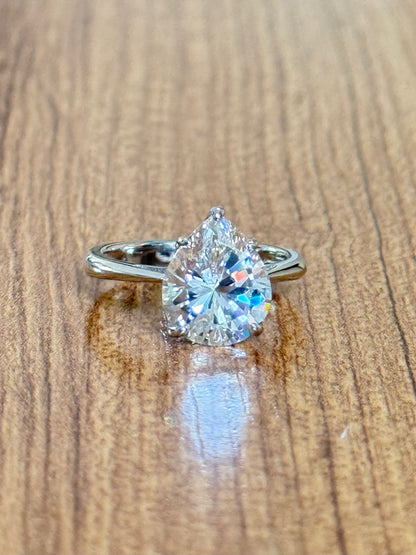 The Sistora 'Lunar Tear' Pear-Cut Moissanite Solitaire Ring (925 Silver)