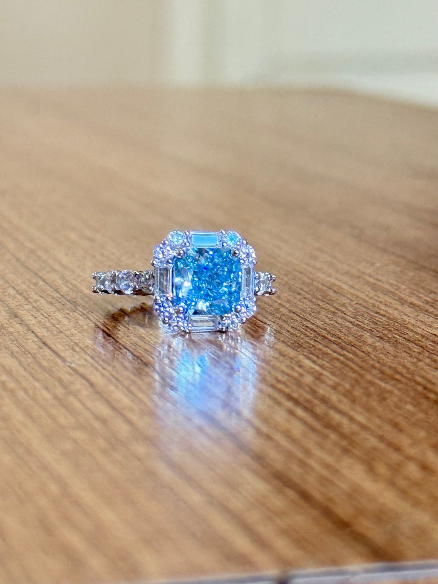 The Sistora 'Ocean Ice' Simulated Blue Diamond Halo Ring (925 Silver)