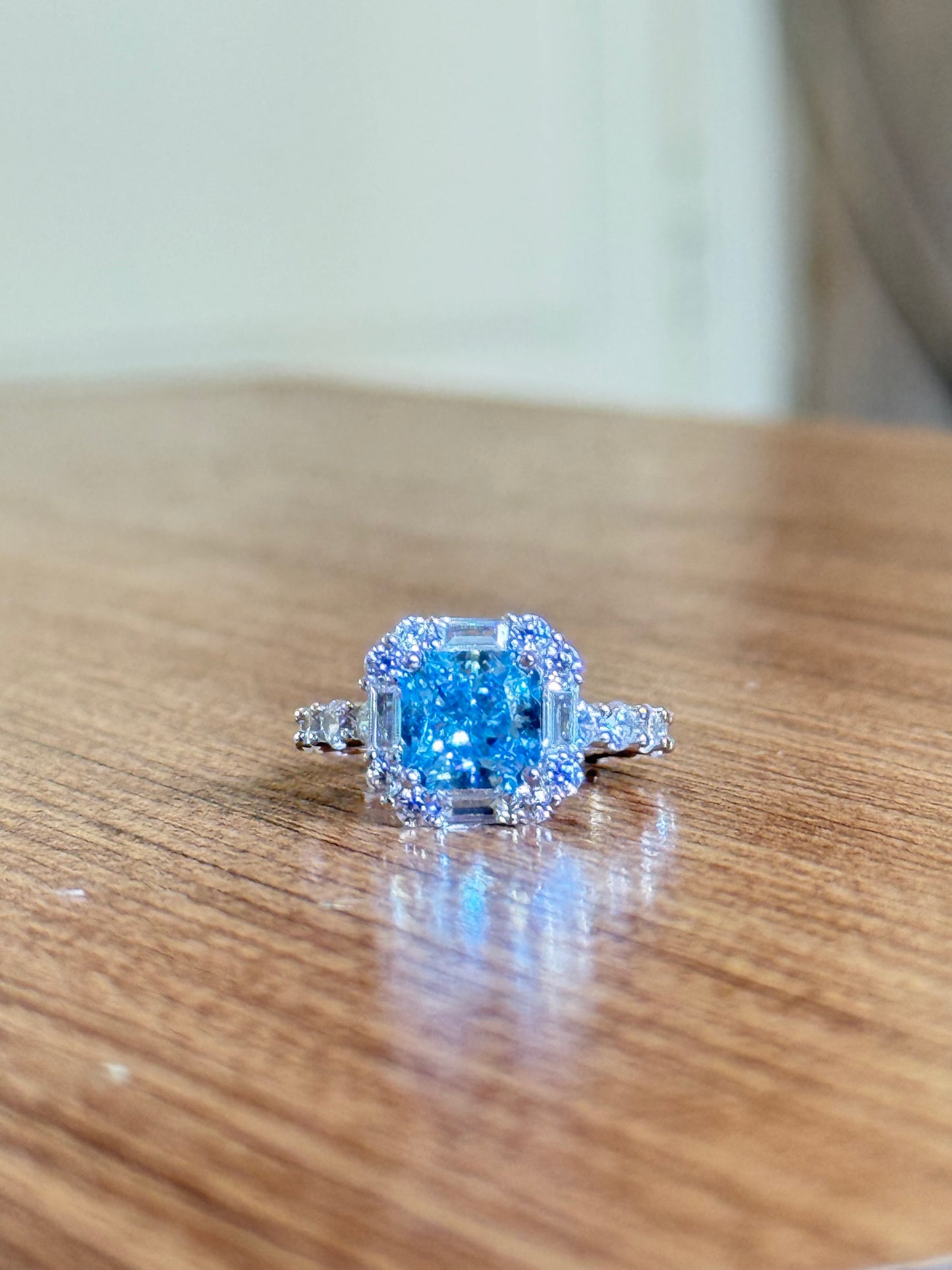The Sistora 'Ocean Ice' Simulated Blue Diamond Halo Ring (925 Silver)