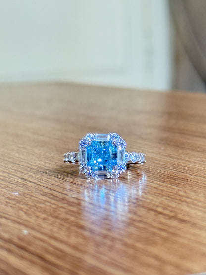 The Sistora 'Ocean Ice' Simulated Blue Diamond Halo Ring (925 Silver)