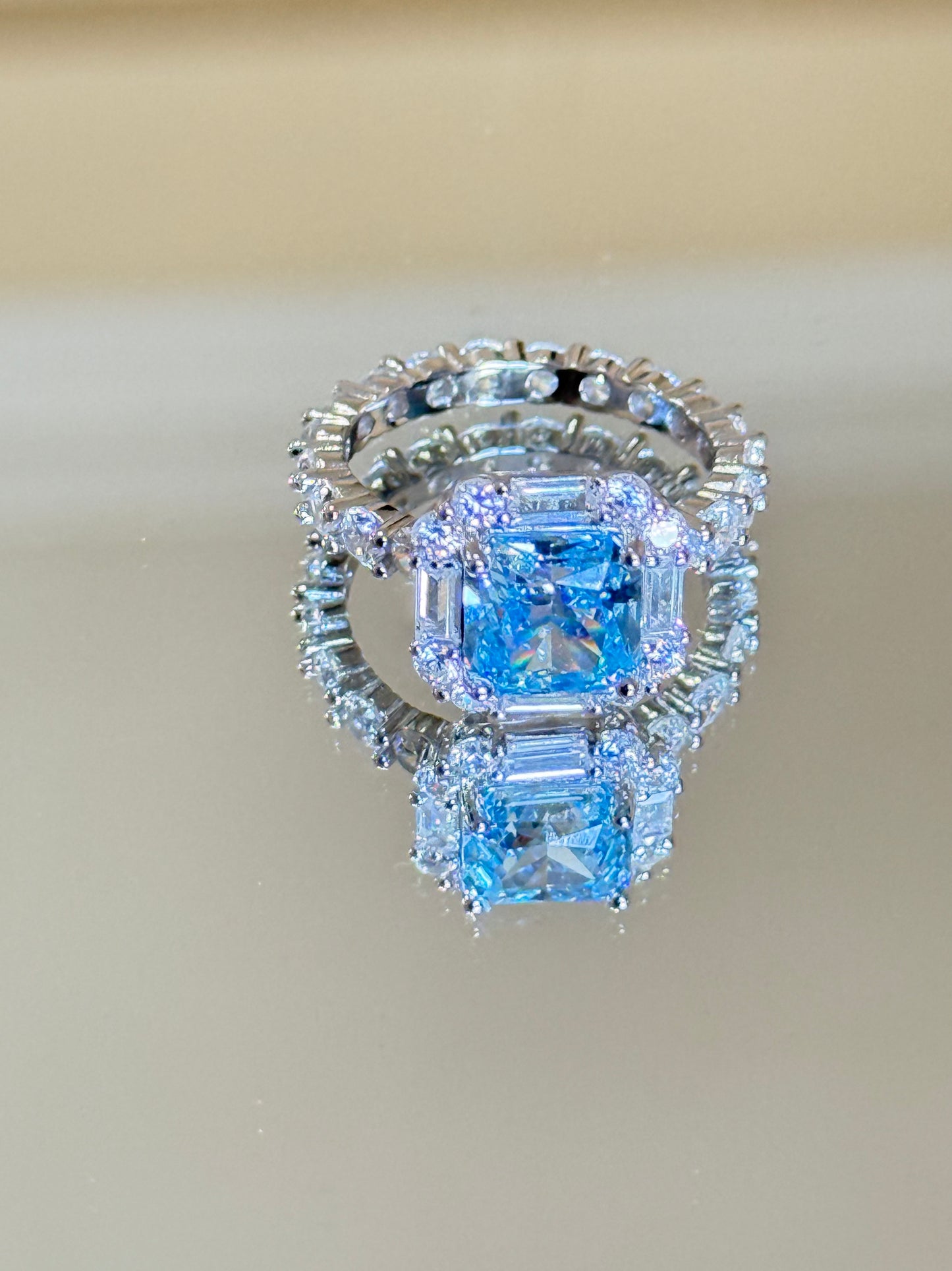 The Sistora 'Ocean Ice' Simulated Blue Diamond Halo Ring (925 Silver)