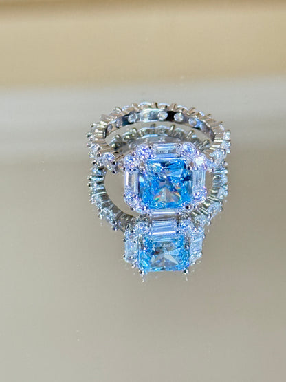 The Sistora 'Ocean Ice' Simulated Blue Diamond Halo Ring (925 Silver)