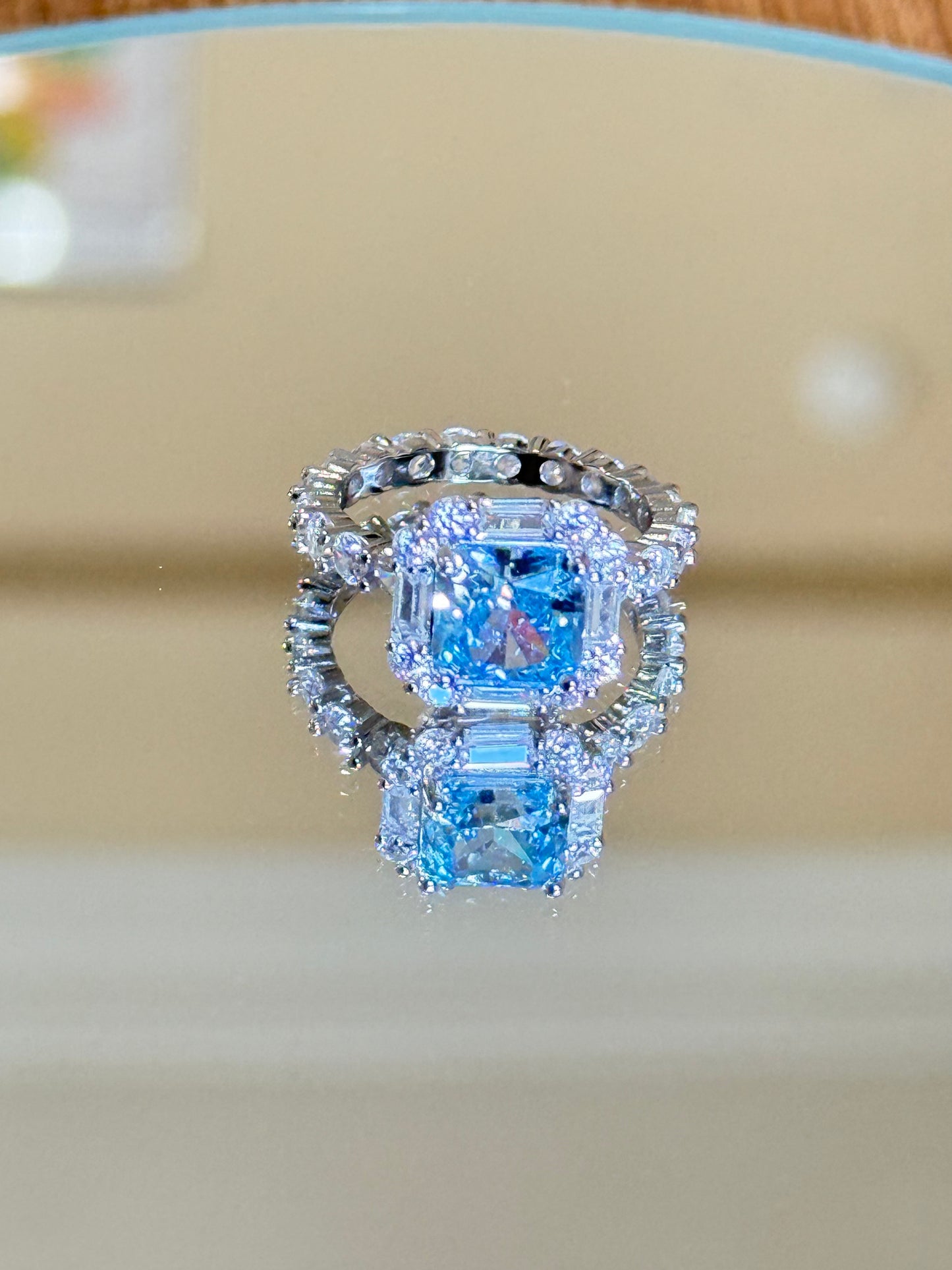 The Sistora 'Ocean Ice' Simulated Blue Diamond Halo Ring (925 Silver)