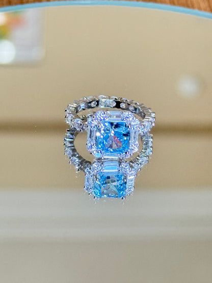 The Sistora 'Ocean Ice' Simulated Blue Diamond Halo Ring (925 Silver)