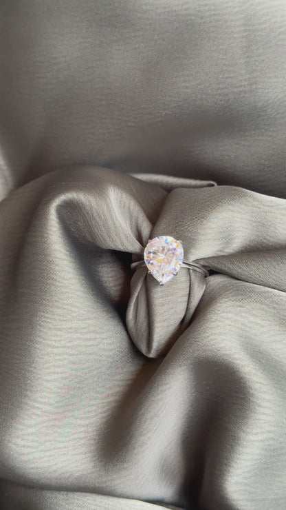 The Sistora 'Lunar Tear' Pear-Cut Moissanite Solitaire Ring (925 Silver)