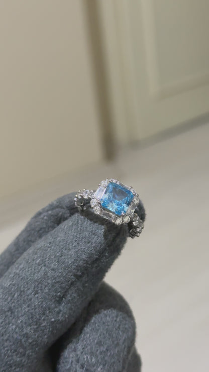 The Sistora 'Ocean Ice' Simulated Blue Diamond Halo Ring (925 Silver)