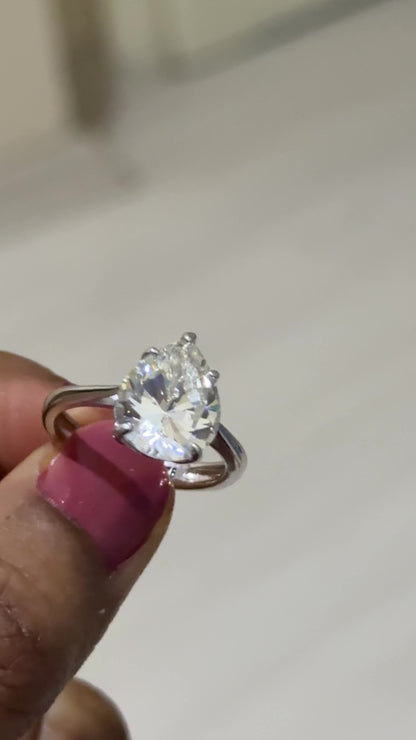 The Sistora 'Lunar Tear' Pear-Cut Moissanite Solitaire Ring (925 Silver)