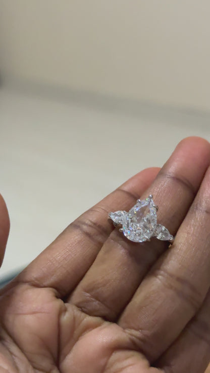 The Sistora 'Stellar Tear' D-Color Three-Stone Pear Ring (925 Silver)